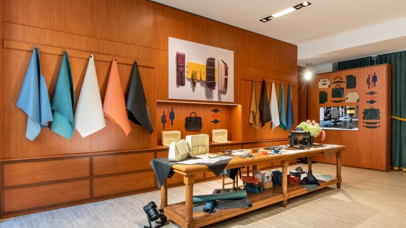 Bolsas e acessórios masculinos de luxo da Montblanc expostos no showroom da coleção Art of the Desk em Milão