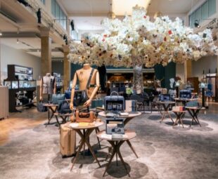 Showroom da Montblanc em Milão celebra 100 anos dos artigos de couro de luxo com bolsas e acessórios masculinos da coleção Primavera Verão 2027
