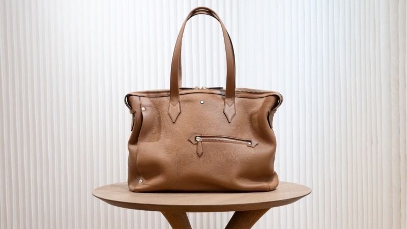Bolsa marrom da coleção Montblanc Companion exposta no showroom da Maison em Milão durante a apresentação Primavera Verão 2027