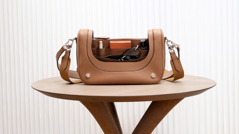 Bolsa da coleção Soft Traveler da Montblanc em couro granulado apresentada aberta durante o lançamento Primavera Verão 2027