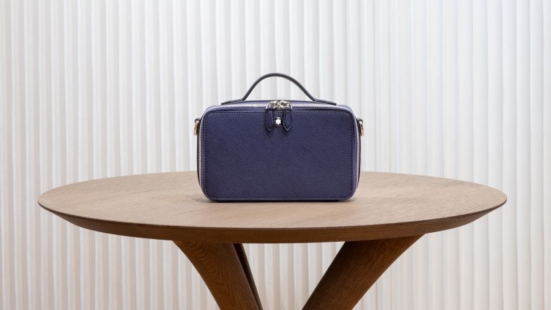 Bolsa azul da coleção Writing Traveler da Montblanc apresentada durante a Semana de Moda Masculina de Milão para a Primavera Verão 2027