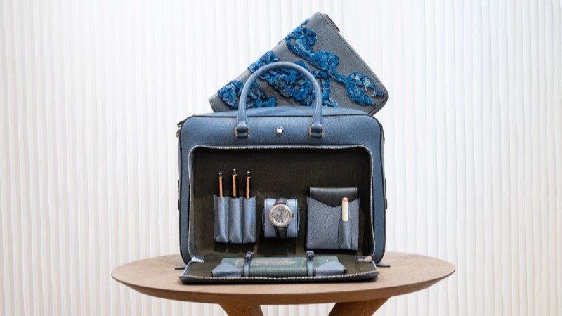 Bolsa azul Writing Traveler da Montblanc em couro Sfumato apresentada na coleção Primavera Verão 2027 em Milão