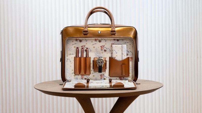 Bolsa Writing Traveler da Montblanc com compartimentos internos para objetos pessoais apresentada durante o centenário dos artigos de couro