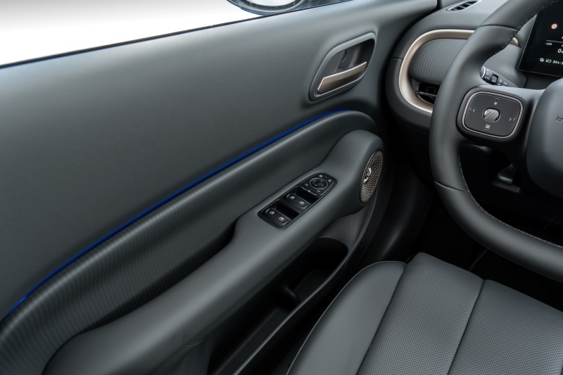Detalhes da porta do ORA 5 com comandos integrados e sistema de som premium automotivo