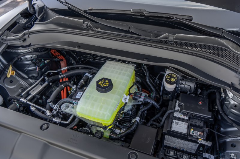 Compartimento frontal do GWM ORA 5 com abertura do capô destacando engenharia do SUV elétrico