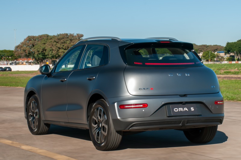 Traseira do ORA 5 com lanternas LED e design moderno de SUV elétrico da GWM