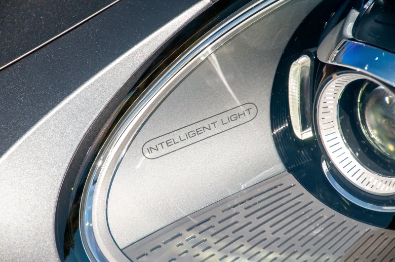 Detalhe do farol Full LED do ORA 5 com tecnologia avançada de iluminação automotiva
