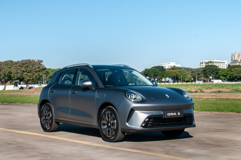 SUV elétrico ORA 5 em estrada mostrando autonomia de até 435 km e eficiência energética