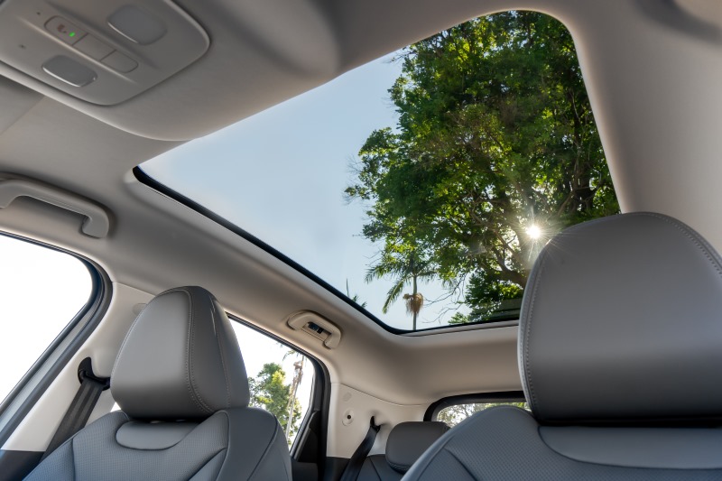 Teto panorâmico de vidro do ORA 5 SUV elétrico proporcionando iluminação natural e conforto
