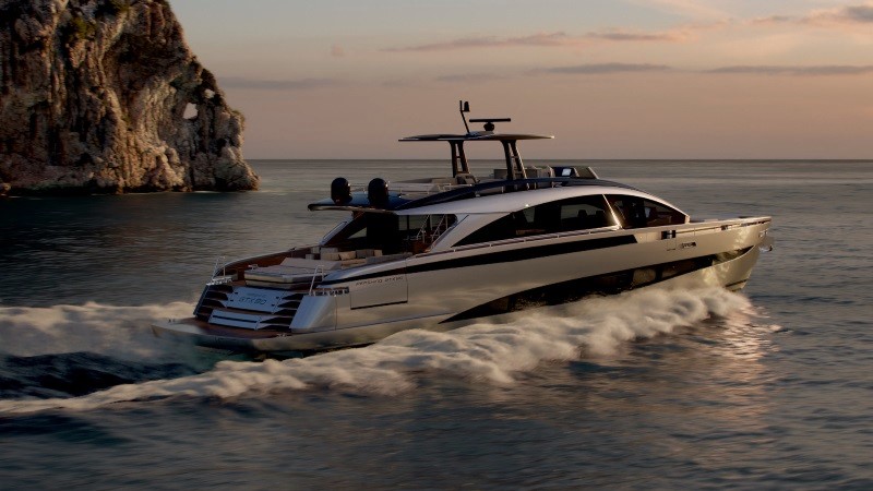 Pershing GTX90 navegando em mar aberto iate esportivo de luxo com design italiano e alta performance