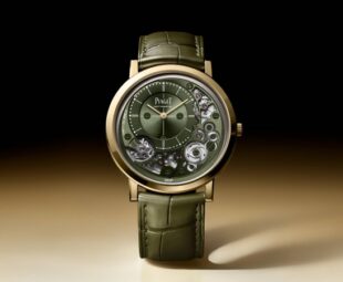 Relógio Piaget Altiplano ouro amarelo ultrafino automático vertical centralizado em fundo de luxo com design suíço de alta relojoaria