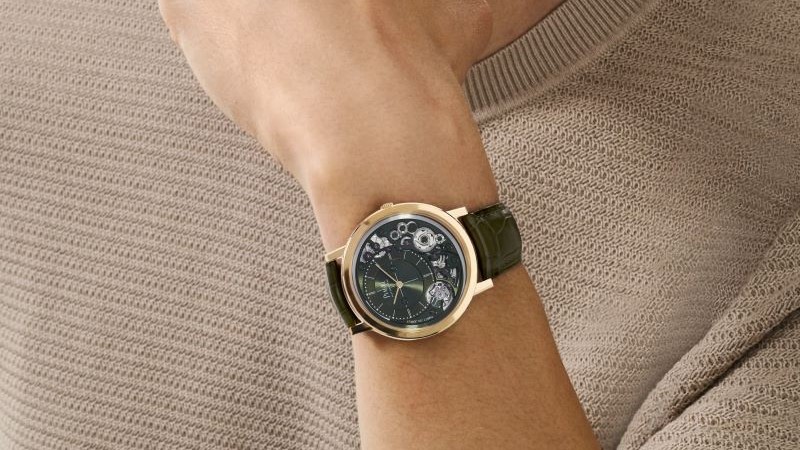 Homem usando relógio Piaget Altiplano ouro amarelo ultrafino automático no pulso em cenário de luxo masculino