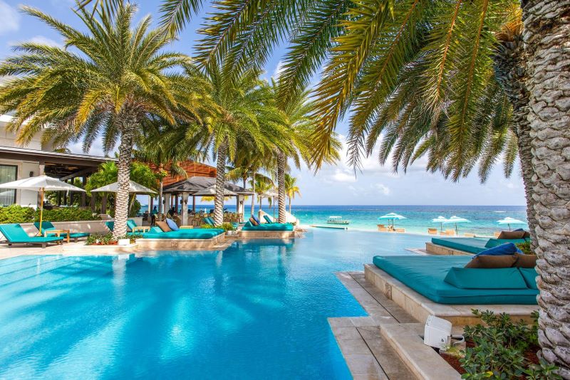 Piscina do Zemi Beach House em Anguilla com vista para o mar do Caribe espreguiçadeiras e ambiente de resort de luxo.