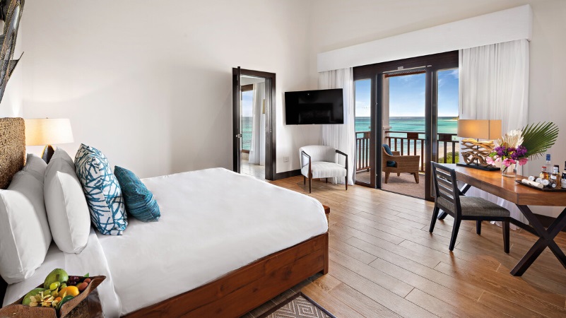Quarto da Suíte Presidencial do Zemi Beach House em Anguilla com cama king size e acesso ao deck.