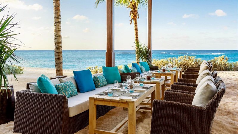 Restaurante 20 Knots no Zemi Beach House em Anguilla com gastronomia sofisticada à beira mar no Caribe.