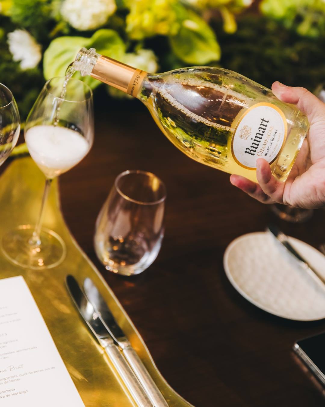 Champagne Blanc de Blancs sendo servido em taça experiência luxo São Paulo