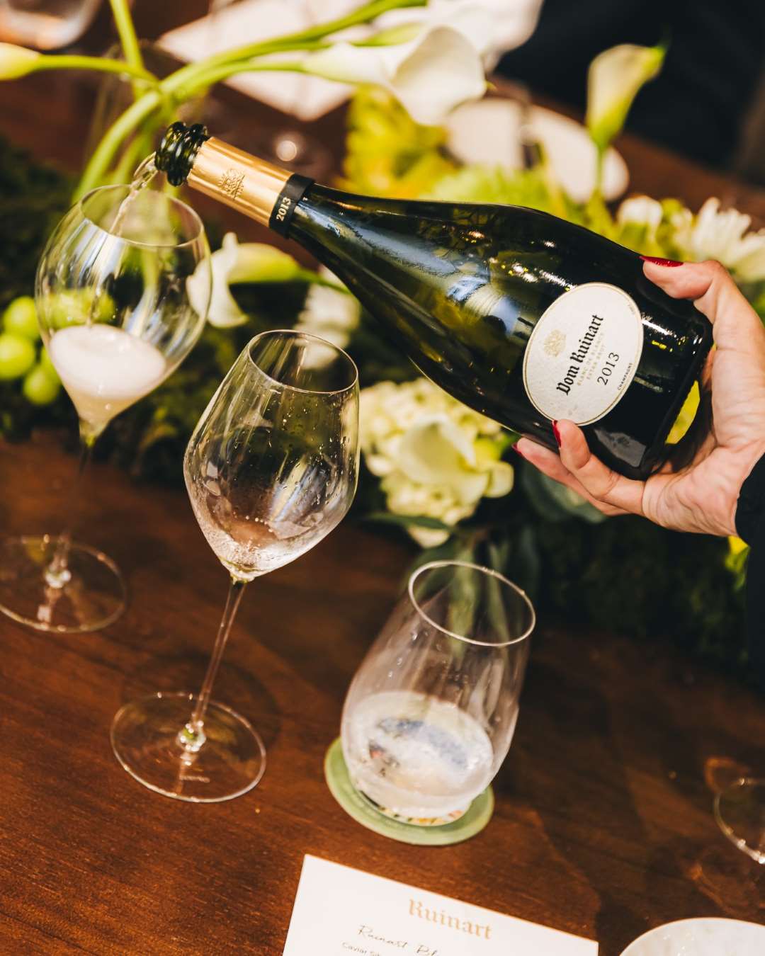 Champagne Ruinart Extra Brut 2013 sendo servido em taça jantar harmonizado