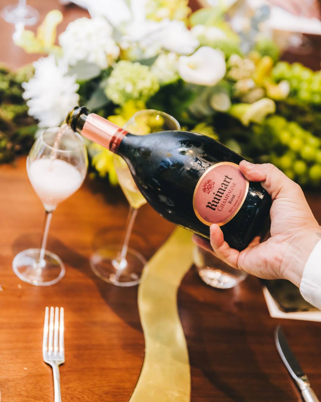 Serviço de champagne Rosé sendo servido em taça luxo