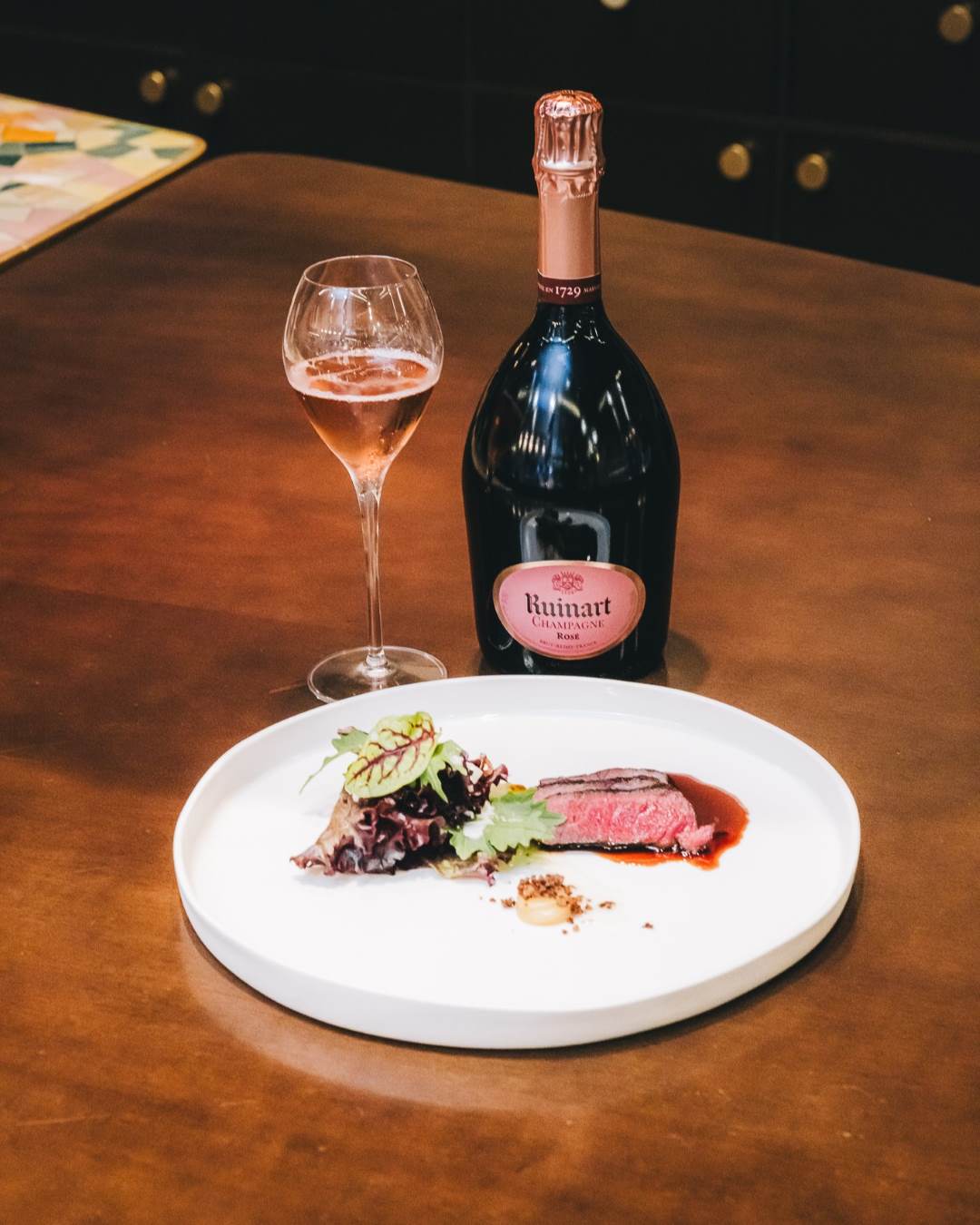 Champagne Rosé Ruinart em jantar de luxo Palácio Tangará
