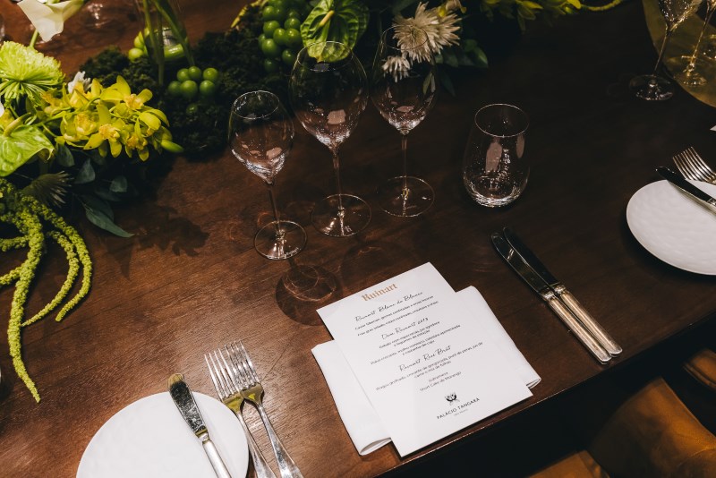 Mesa Sala Ruinart taças menu degustação champagne experiência gastronômica luxo