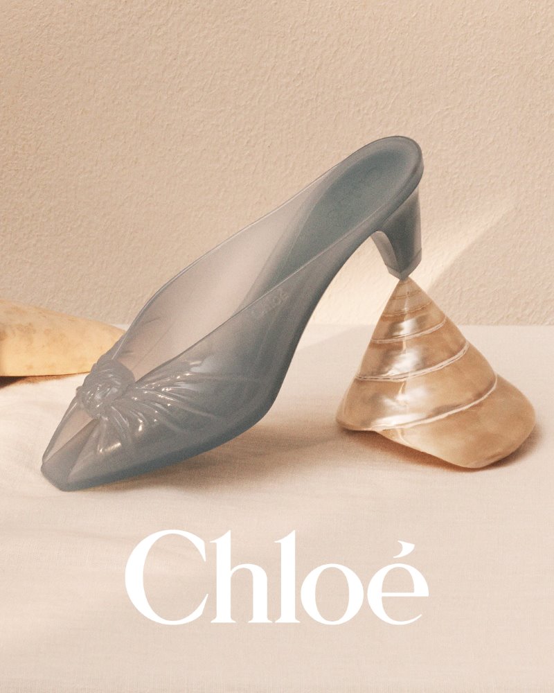Sapato feminino da coleção Chloé à la Plage 2026 apoiado sobre concha em cenário litorâneo