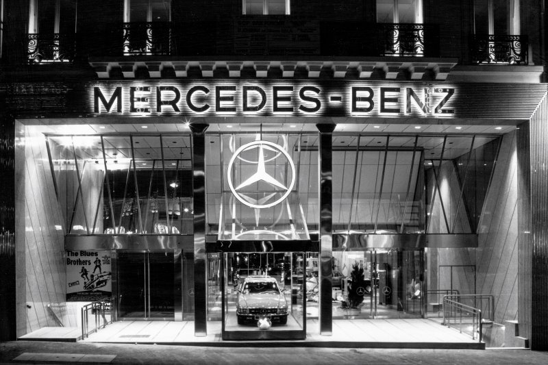 Showroom Mercedes Benz em Paris demonstra a consolidação da marca de luxo na Europa durante os anos 1980
