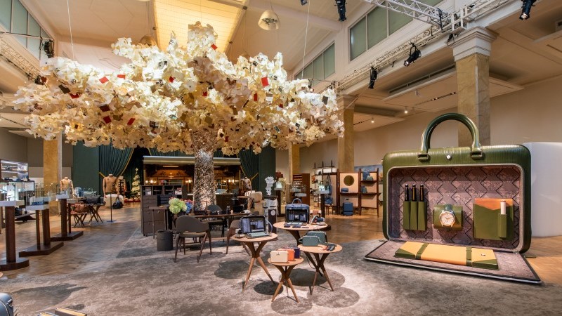Espaço experiencial da Montblanc em Milão com exposição de bolsas e artigos de couro de luxo apresentados para a Primavera Verão 2027