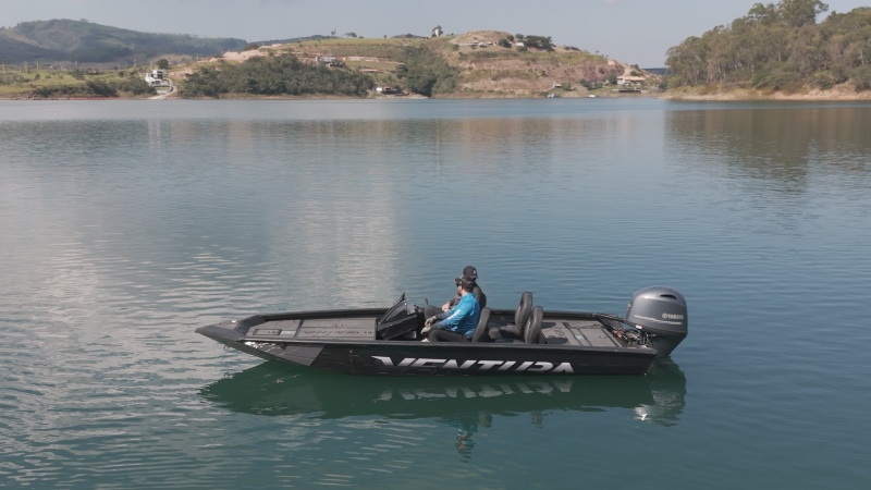 Embarcação Sportman Pro 19 da Ventura com ampla plataforma em alumínio para pesca esportiva e equipamentos