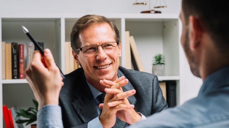 Empresário experiente conversa sobre sucessão empresarial e continuidade da gestão corporativa