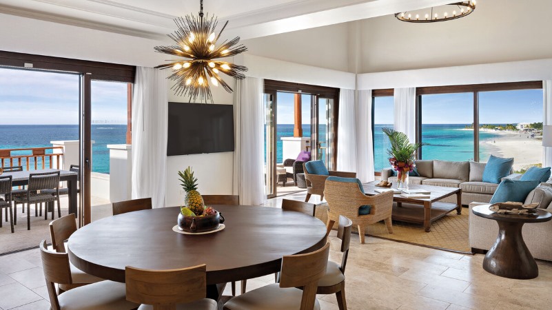 Sala da Suíte Presidencial do Zemi Beach House em Anguilla com ambientes integrados e vista panorâmica.