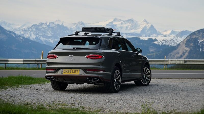 Vista traseira do Bentley Bentayga EWB Chalet Edition criado pela Mulliner