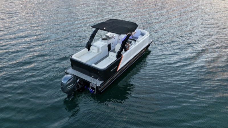 Ventura Iron 25 com área gourmet e espaço interno voltado ao lazer e entretenimento náutico