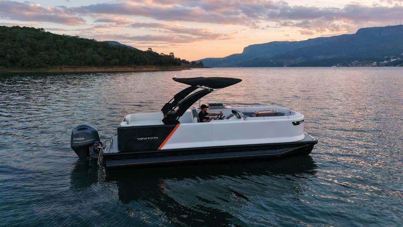 Ventura Iron 25 durante passeio ao pôr do sol destaca o conceito de lazer náutico premium da marca