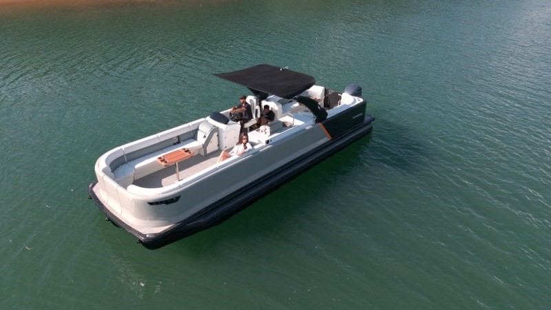 Iron 32 da Ventura com amplo espaço interno e configuração premium para lazer náutico