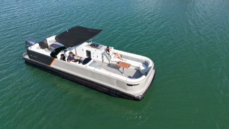 Embarcação Iron 32 da Ventura projetada para turismo náutico lazer familiar e experiências premium