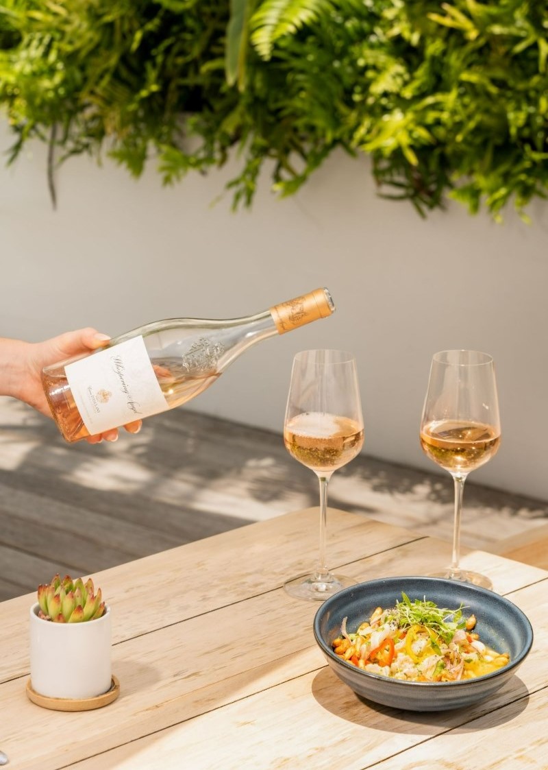 Whispering Angel vinho rosé francês servido durante experiência gastronômica