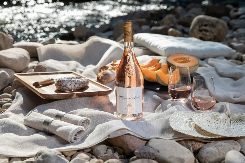 Whispering Angel rosé francês produzido com uvas cultivadas em Provence