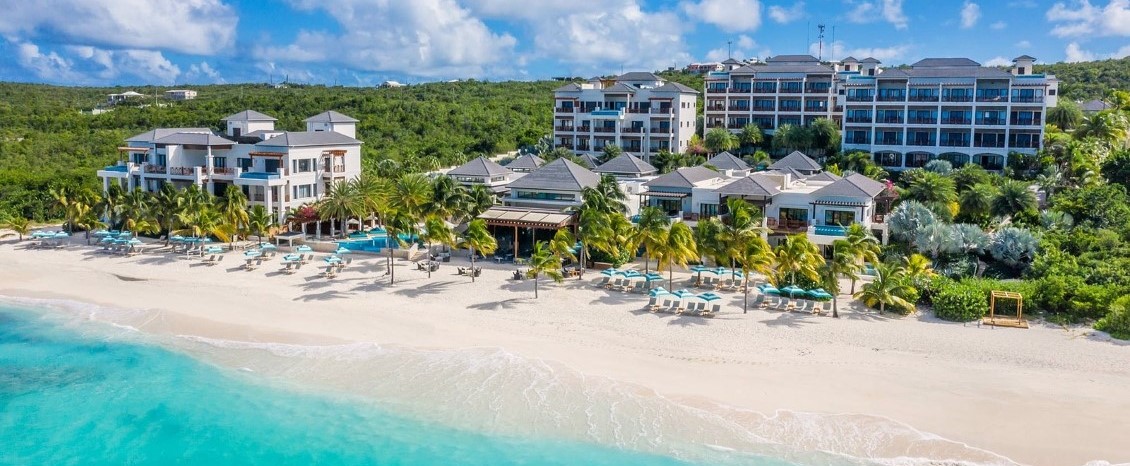 Vista aérea do Zemi Beach House em Anguilla com praia de areia branca mar azul resort de luxo no Caribe e estrutura à beira mar.