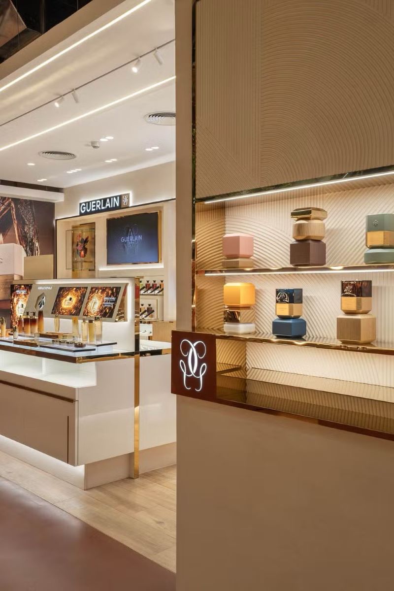 Frascos de perfumes expostos na boutique Guerlain em São Paulo dedicada à alta perfumaria francesa.