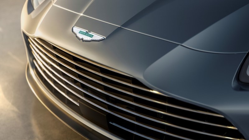 Logo Aston Martin sobre o capô e grade frontal do Vanquish 25 anos