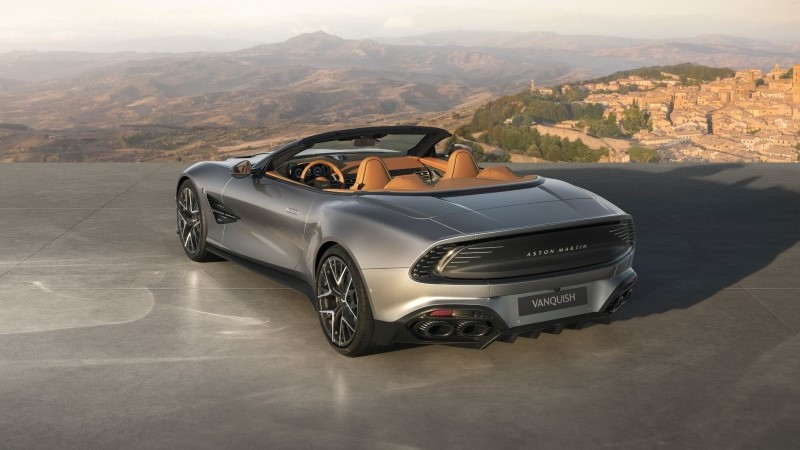 Aston Martin Vanquish 25 anos conversível em vista traseira angular com motor V12