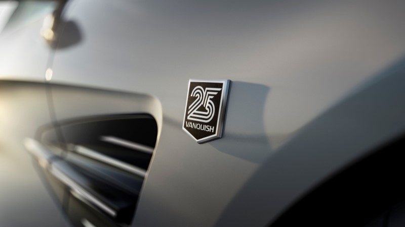 Emblema Aston Martin Vanquish 25 anos aplicado na carroceria da edição especial
