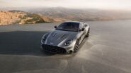 Aston Martin Vanquish 25 anos edição limitada vista frontal em ângulo com motor V12