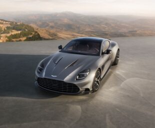 Aston Martin Vanquish 25 anos edição limitada vista frontal em ângulo com motor V12