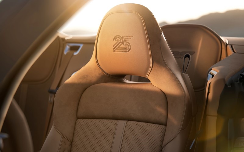 Banco em couro com detalhe bordado 25 anos do Aston Martin Vanquish