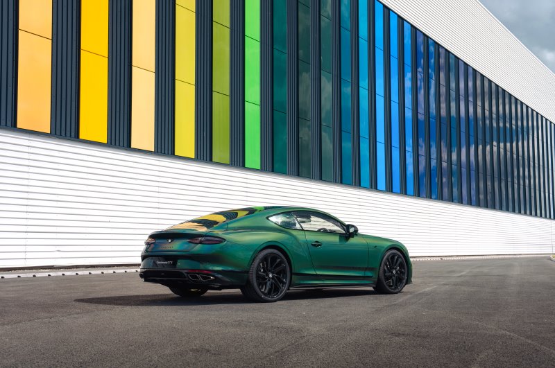 Vista traseira em ângulo do Continental GT S com acabamento Spectral Verdant desenvolvido pela Bentley