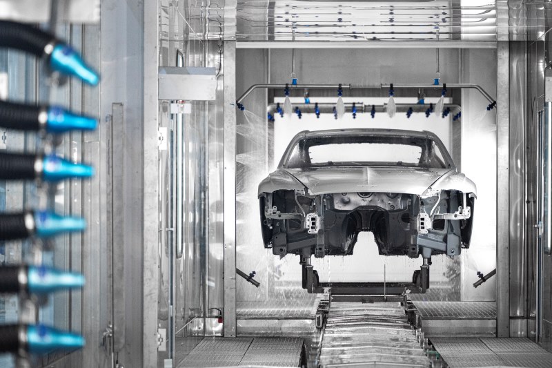 Sistema automatizado de aplicação de pintura na nova oficina da Bentley utilizando tecnologia automotiva de luxo
