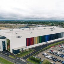 Vista aérea da nova Oficina de Pintura da Bentley em Crewe destacando o investimento da marca em tecnologia e carros de luxo