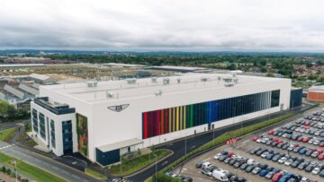 Personalização de carros de luxo na oficina de pintura da Bentley