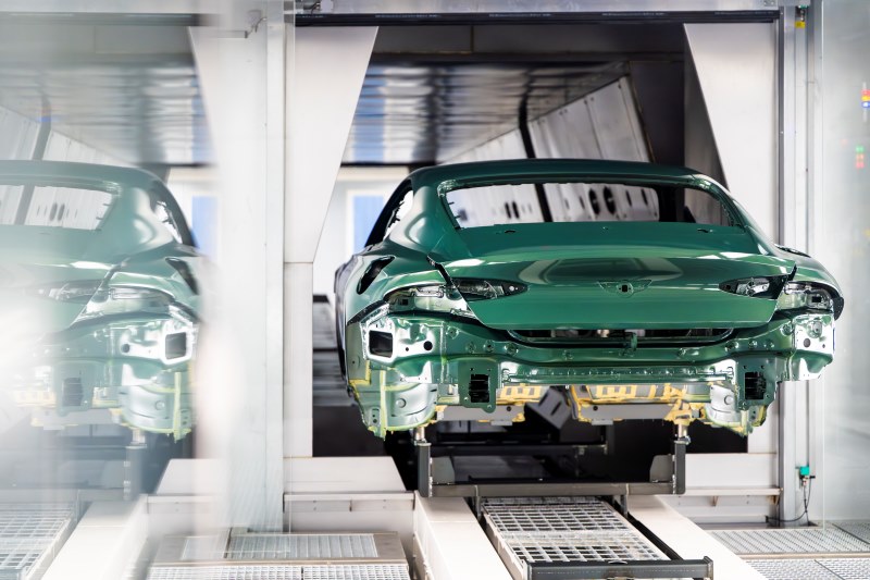 Carroceria da Bentley já pintada segue para a próxima etapa de fabricação na nova oficina de pintura em Crewe